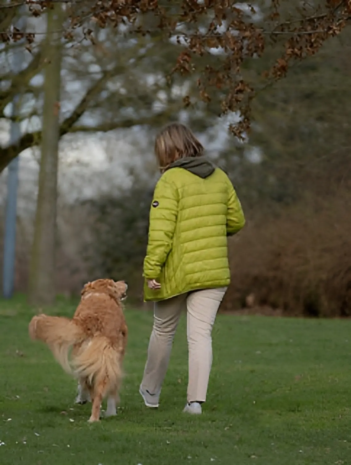 Die Hunde AG - Annette Großmann - Frau geht mit ihrem Hund spazieren