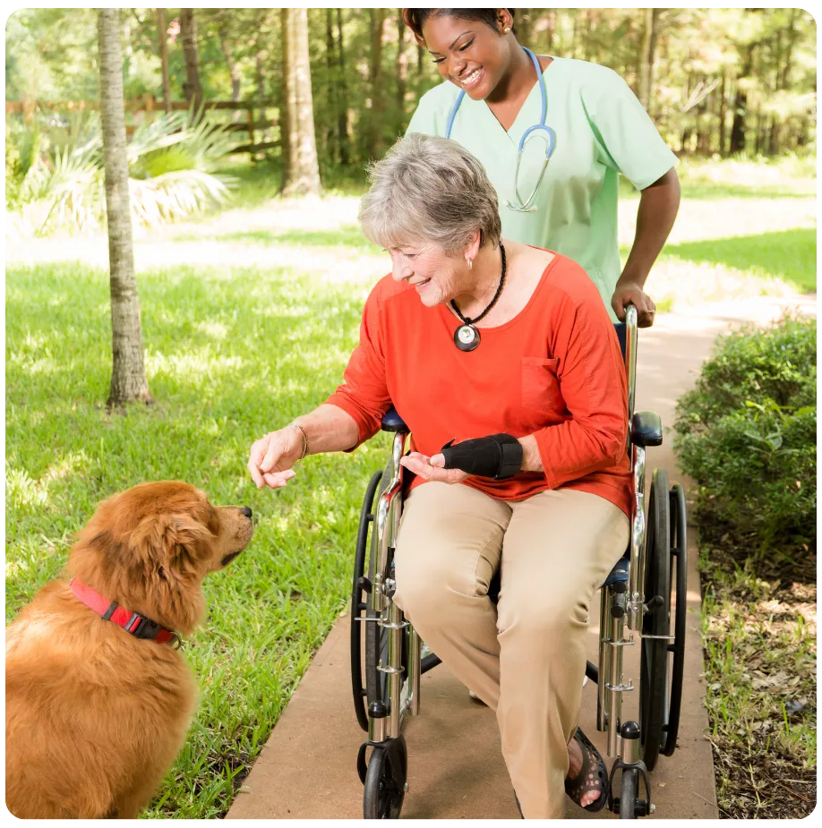 Die Hunde AG - Annette Großmann - Seniorin auf einem Stuhl sitzend mit ihrem Begleithund