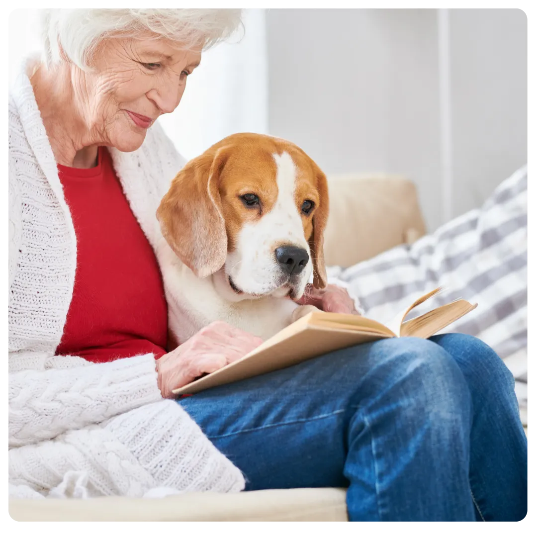 Die Hunde AG - Annette Großmann - Seniorin liest mit ihrem Begleithund ein Buch
